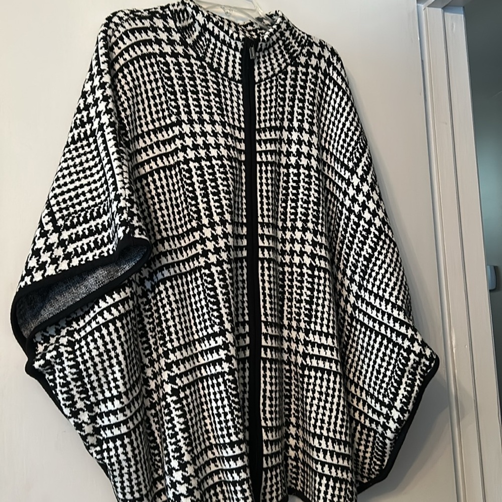 Jones New York bat wing outerwear sweater cape black white houndstooth L/XL
